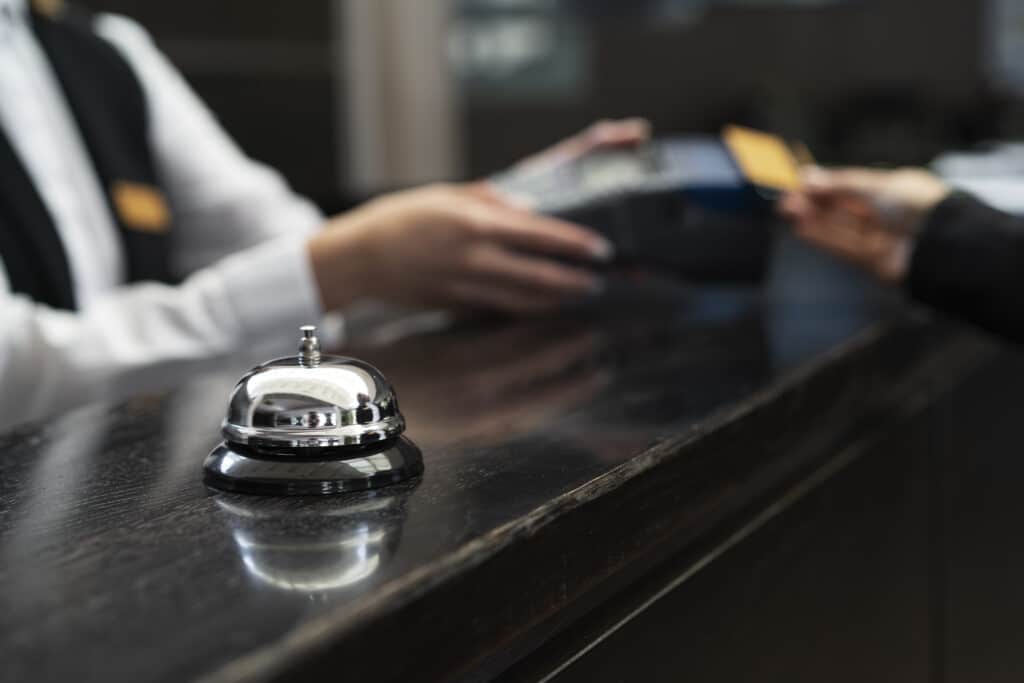 En el sector hotelero, la competitividad es crucial para atraer y retener clientes. Para destacar entre la multitud, los hoteles deben tener en cuenta una serie de elementos clave. Además de unas tarifas competitivas, también es importante el valor percibido por los huéspedes. Ofrecer servicios de calidad, instalaciones modernas y experiencias únicas le ayudará a diferenciarse de la competencia. Además, responder rápidamente a las peticiones y resolver los problemas con eficacia son aspectos esenciales para garantizar una experiencia positiva y memorable al cliente.